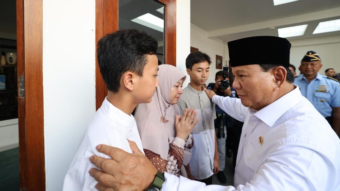 Prabowo berkunjung ke rumah salah satu korban pesawat Super Tucano di Malang