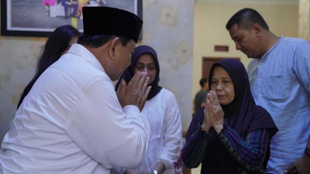Prabowo berkunjung ke rumah salah satu korban pesawat Super Tucano di Malang