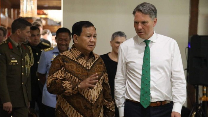 Menteri Pertahanan (Menhan) Prabowo Subianto menerima kunjungan Deputi Perdana Menteri (DPM) Australia yang sekaligus menjabat sebagai Menteri Pertahanan Australia Richard Marles, di kediamannya, Hambalang, Kabupaten Bogor, Jawa Barat. Kedatangan  Richard Marles disambut hangat oleh Prabowo, Jumat (17/11/2023).
