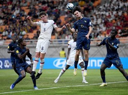 Pesepak bola Timnas Amerika Serikat Matthew Corcoran (kedua kiri) berebut bola di udara dengan pesepak bola Timnas Prancis Nolan Ferro (kedua kanan) dalam penyisihan Grup E Piala Dunia U-17 2023 di Jakarta International Stadium, Jakarta, Sabtu (18/11/2023).