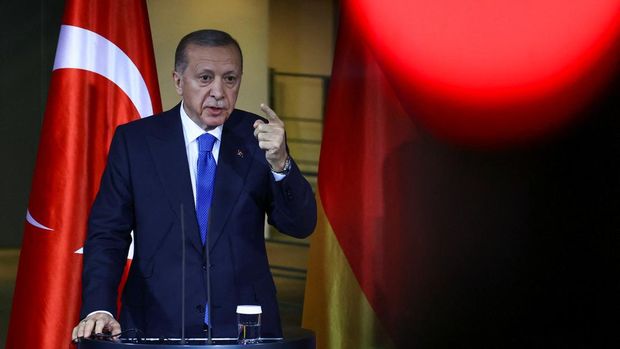 Presiden Turki Tayyip Erdogan memberi isyarat saat menghadiri konferensi pers dengan Kanselir Jerman Olaf Scholz. (REUTERS/Liesa Johannssen)