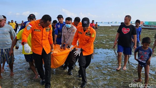 Proses evakuasi bule Jerman yang ditemukan tewas di Pantai Namosain Kupang, NTT.
