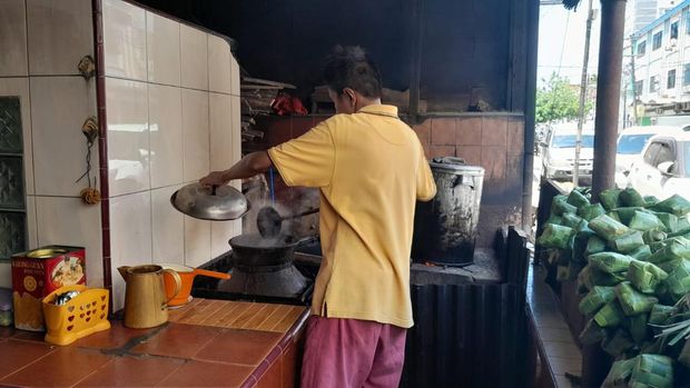 Proses pembuatan Coto Ranggong Makassar masih menggunakan cara tradisional.