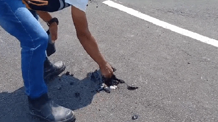 Proyek jalan di Sukabumi bisa dikelupas tangan.