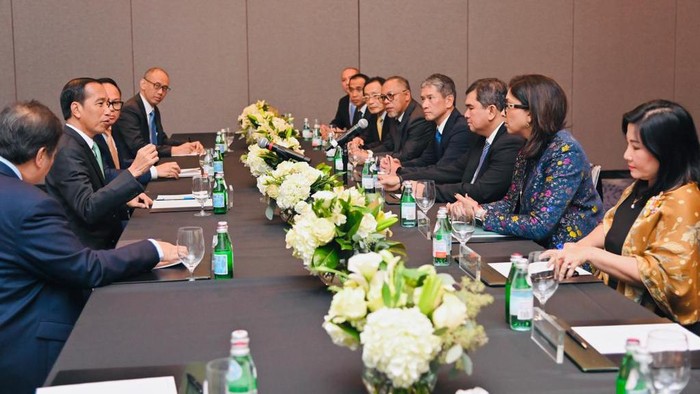 Presiden Joko Widodo menggelar pertemuan dengan CEO Vale Base Metal Deshnee Naido di Hotel Four Season, San Francisco, Amerika Serikat, pada Jumat, 17 November 2023.