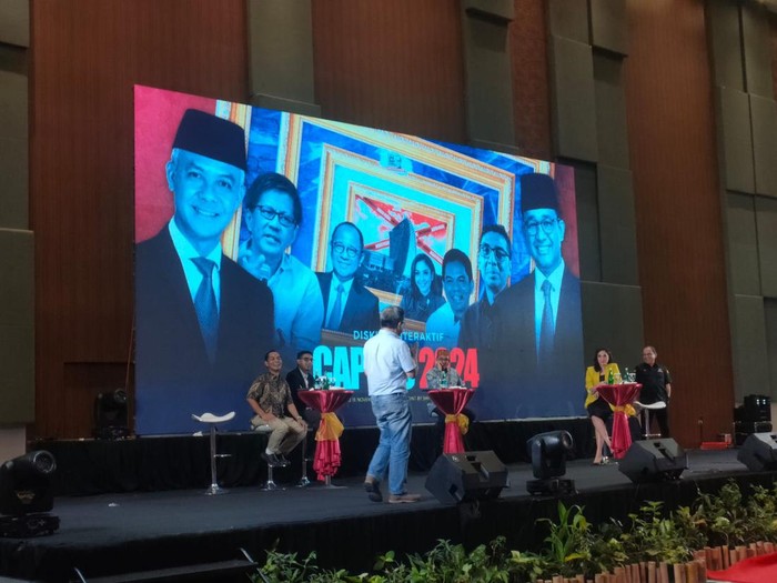 Rocky Gerung satu panggung dengan Anies (Dwi/detikcom)