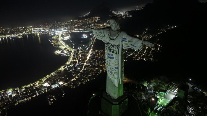 Sambut Eras Tour, Patung Kristus Brasil ‘Pakai Baju’ Taylor Swift The Christ the Redeemer statue is illuminated with a welcome message for American singer Taylor Swift, in Rio de Janeiro, Brazil, Thursday, Nov. 16, 2023. (AP Photo/Bruna Prado)
