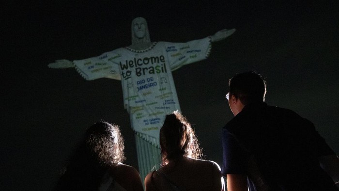 The Christ the Redeemer statue is illuminated with a welcome message for American singer Taylor Swift, in Rio de Janeiro, Brazil, Thursday, Nov. 16, 2023. (AP Photo/Bruna Prado)