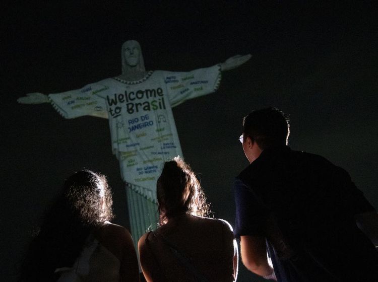 Sambut Eras Tour, Patung Kristus Brasil Pakai Baju Taylor Swift