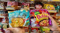 Mie instan di sini tersedia dalam beragam merek, termasuk rasa pedas dan rasa fried butter corn yang viral.