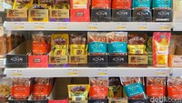 Kalau ini spot khusus pencinta kopi. Terdapat banyak pilihan Americano dalam pouch.