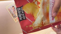 Kalau suka yang asam segar, bisa coba minuman rasa peach (Rp 16.500) ini. Tinggal tuang ke es batu cup agar lebih enak! 