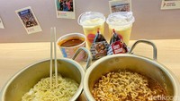 Jika ingin mie instan yang kamu beli dimasak di sini, cukup mengeluarkan uang Rp 18 ribu. Biaya ini untuk alat masak, telur, dan minuman gratis.