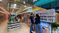 Begitu masuk, kamu bakal disambut alunan lagu K-pop. Pada masa awal pembukaan ini, banyak pegawai di sekitar SCBD mampir jajan maupun makan.