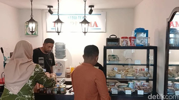 Suasana di Warung Teh Poernama