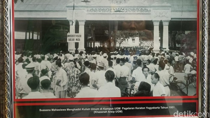 Suasana perkualiahan UGM di Kompleks Keraton Jogja tahun 1950-an. Foto diambil dari dokumen Arsip UGM.