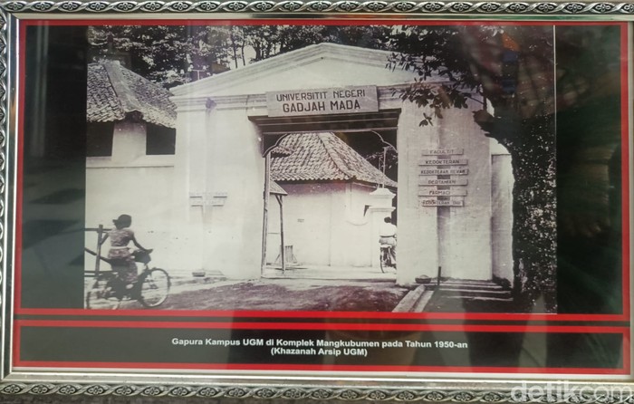 Suasana perkualiahan UGM di Kompleks Keraton Jogja tahun 1950-an. Foto diambil dari dokumen Arsip UGM.