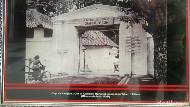 Suasana perkualiahan UGM di Kompleks Keraton Jogja tahun 1950-an. Foto diambil dari dokumen Arsip UGM.
