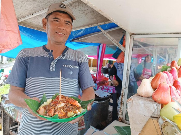 Suasana tempat usaha penjual rujak Simpang Jodoh berjualan di Jalan Pasar VII, Desa Bandar Khalipah, Kecamatan Percut Sei Tuan, Deli Serdang.