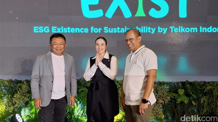(Kiri ke kanan) Direktur Utama Telkom Ririek Adriansyah, UNDP Indonesia SDG Mover Chelsea Islan, Direktur Keuangan & Manajemen Risiko Telkom Heri Supriadi.