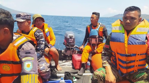Tim SAR Gabungan mencari korban terseret arus di Pantai Loang, Lembata, Sabtu (18/11/2023).