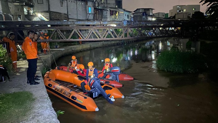 Tim SAR melakukan pencarian terhadap bocah laki-laki berusia 4 tahun yang tenggelam di Kali Ciliwung, Jakarta Pusat.