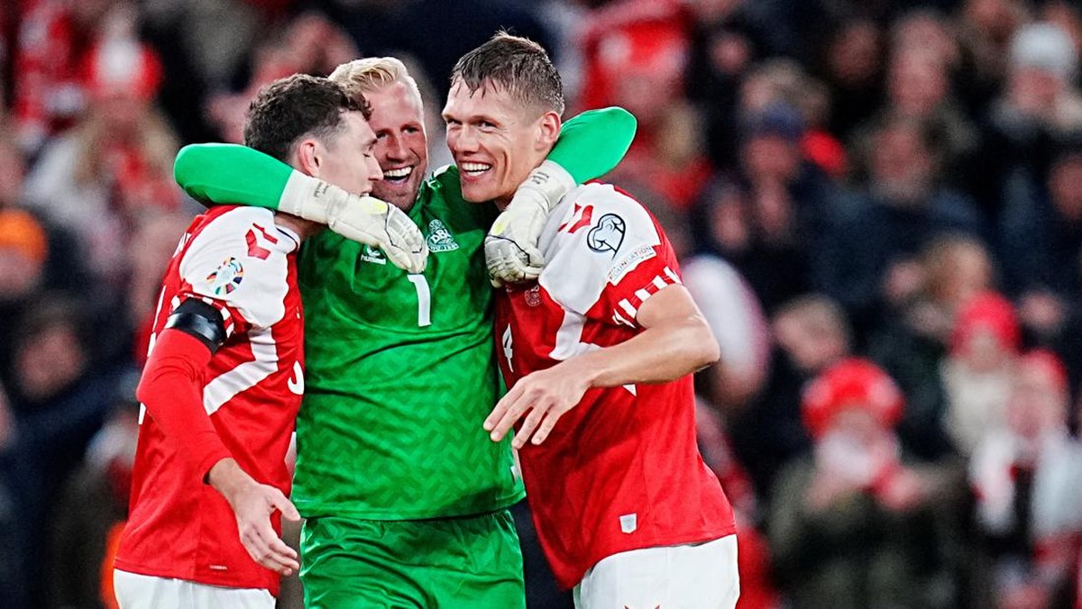 Para pemain Denmark berselebrasi usai lolos ke Piala Eropa 2024. Foto: via REUTERS/RITZAU SCANPIX DENMARK