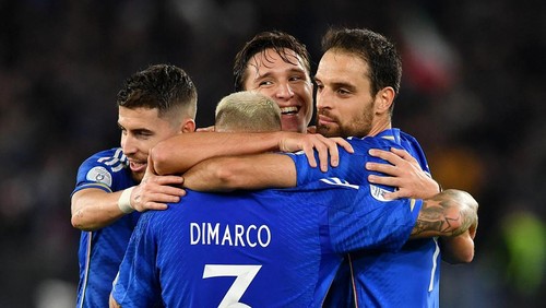Soccer Football - UEFA Euro 2024 Qualifier - Group C - Italy v North Macedonia - Stadio Olimpico, Rome, Italy - November 17, 2023 Italys Federico Chiesa celebrates scoring their third goal with Jorginho, Federico Dimarco and Giacomo Bonaventura REUTERS/Jennifer Lorenzini