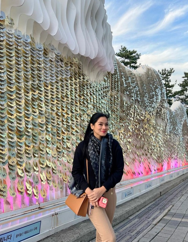 Selalu cantik dan stylish, penampilan Titi selama di Korea pun tak kalah mencuri atensi. Tampil simpel dan sopan, penampilan ibu dua orang anak itu banyak dapat pujian dari netizen. Foto: Instagram/@titi_kamall