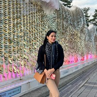 Selalu cantik dan stylish, penampilan Titi selama di Korea pun tak kalah mencuri atensi. Tampil simpel dan sopan, penampilan ibu dua orang anak itu banyak dapat pujian dari netizen. Foto: Instagram/@titi_kamall