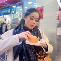 Titi saat menjajal street food di Korea. Memadukan warna hitam dan coklat untuk outfitnya, penampilan Titi terlihat menawan. Rambutnya pun terlihat simpel dengan hanya diikat satu ke belakang. Foto: Instagram/@titi_kamall