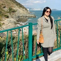 Menikmati keindahan Korea Selatan, Titi tak lupa berpose dengan latar belakang pemandangan laut di sana. Lagi-lagi penampilannya terlihat tetap stylish dan sopan dengan memadukan blazer panjang kotak-kotak warna abu-abu, celana legging dan dalaman hitam. Foto: Instagram/@titi_kamall