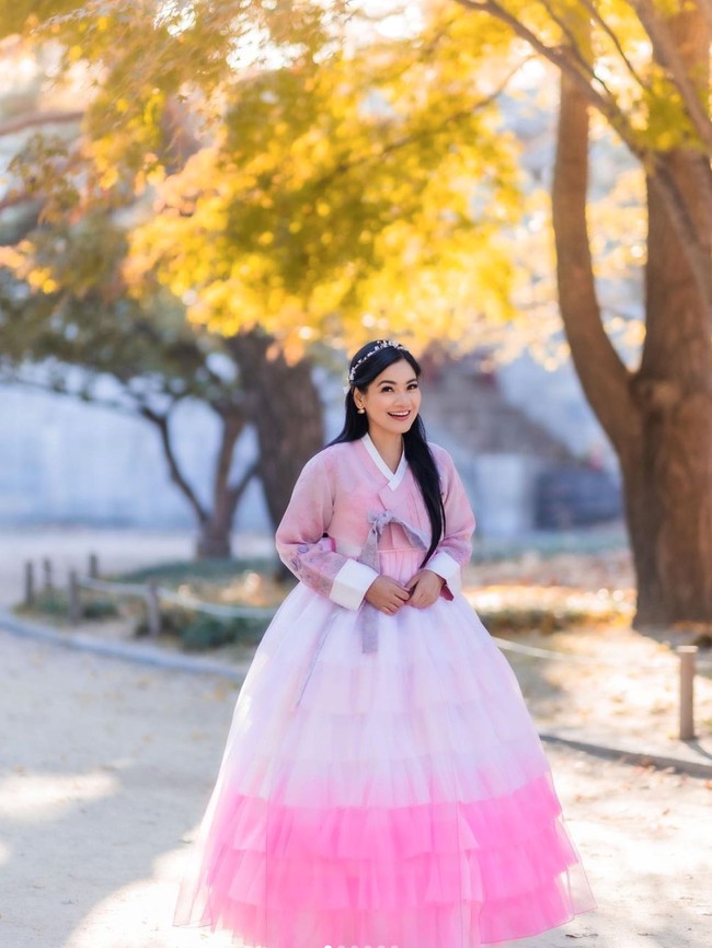 Tak lupa Titi juga menyempatkan untuk menjajal pakaian tradisional Korea, Hanbok saat di sana. Memilih Hanbok berwarna merah muda, penampilan Titi tampak begitu cantik dan anggun. Waw cantik banget ya mbak Titi, komentar salah seorang netizen. Foto: Instagram/@titi_kamall