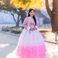 Tak lupa Titi juga menyempatkan untuk menjajal pakaian tradisional Korea, Hanbok saat di sana. Memilih Hanbok berwarna merah muda, penampilan Titi tampak begitu cantik dan anggun. Waw cantik banget ya mbak Titi, komentar salah seorang netizen. Foto: Instagram/@titi_kamall