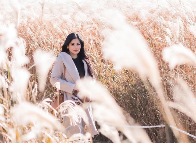 Meski tanpa ditemani suami dan kedua anaknya Titi tetap terlihat begitu menikmati momen liburannya. Pesonanya pun jadi semakin terpancar. Foto: Instagram/@titi_kamall