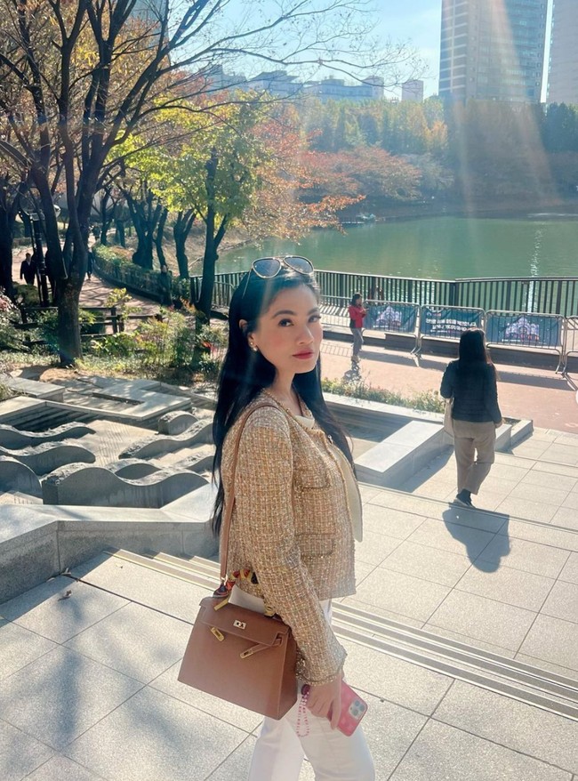 Gaya Titi memadukan celana panjang putih dengan blazer coklat terlihat elegan. Ditambah tas berwarna senada dan kaca mata hitam yang dikenakannya di atas kepala membuat penampilan Titi semakin stylish dan cantik. Foto: Instagram/@titi_kamall