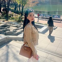 Gaya Titi memadukan celana panjang putih dengan blazer coklat terlihat elegan. Ditambah tas berwarna senada dan kaca mata hitam yang dikenakannya di atas kepala membuat penampilan Titi semakin stylish dan cantik. Foto: Instagram/@titi_kamall