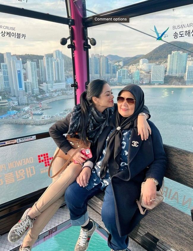 Titi Kamal tampaknya sedang menghabiskan waktu berlibur di Korea. Tak sendirian, istri Christian Sugiono itu mengajak serta ibunda tercintanya. Foto: Instagram/@titi_kamall