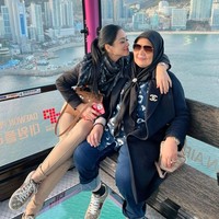 Titi Kamal tampaknya sedang menghabiskan waktu berlibur di Korea. Tak sendirian, istri Christian Sugiono itu mengajak serta ibunda tercintanya. Foto: Instagram/@titi_kamall