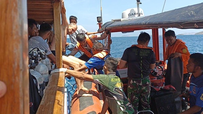 Tim SAR Gabungan evakuasi wisatawan asal Belgia, Johan Leo (44), yang mengalami sesak nafas usai diving di pantai Pulau Pengah, Labuan Bajo, Kabupaten Manggarai Barat, (NTT), Sabtu (18/11/2023) pagi.