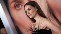 Dalam kesempatan itu, sang bintang film Black Swan seolah menunjukkan sisi balerina dalam film tersebut. (Foto: AFP/VALERIE MACON)