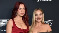 Momen Dua Lipa dan Margot Robbie di wall of fame Varietys Power of Women. Acara ini digelar pada 16 November 2023 malam waktu setempat di Mother Wolf, Los Angeles, California. (Foto: AFP/LISA OCONNOR)