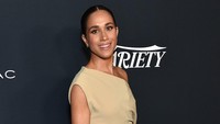 Saat diwawancarai di depan wall of fame, Meghan Markle menyebut dirinya dan Harry tengah bersemangat menuju hari pengumuman proyek baru mereka. (Foto: AFP/LISA OCONNOR)