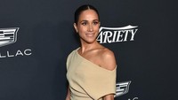 Meghan Markle tampil anggun dengan gaun krem dengan sepatu hitam. Penampilan minimalis ini disempurnakan dengan gaya rambut klimis dan tas tangan hitam. (Foto: AFP/LISA OCONNOR)