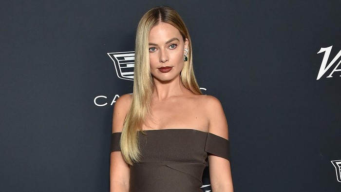 US-ENTERTAINMENT-VARIETY-WOMEN Australian actress Margot Robbie arrives for Varietys Power of Women event at Mother Wolf in Los Angeles, California, on November 16, 2023. The 2023 honorees include US singer Fantasia Barrino, US singer-songwriter Billie Eilish, English actress Carey Mulligan, US actress Lily Gladstone, British actress Emily Blunt, and Margot Robbies LuckyChap. (Photo by LISA OCONNOR / AFP)