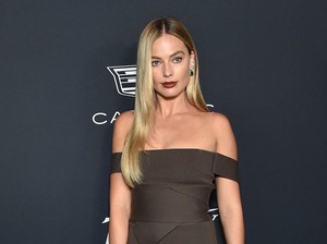Margot Robbie Jadi Monster Setinggi Tiang Listrik, Balas Dendam Suami Selingkuh