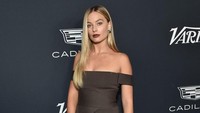 Pemeran Barbie dalam film Barbie itu juga terlihat mengenakan aksesori perhiasan yang menambah elegan penampilannya. (Foto: AFP/LISA OCONNOR)