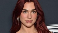 Dua Lipa tampil serba merah di acara Varietys Power of Women. Mulai dari rambut hingga gaunnya tampak berwarna senada. (Foto: AFP/LISA OCONNOR)