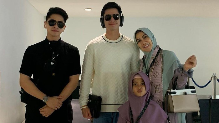 Venna Melinda berangkat umrah bersama 3 anaknya.