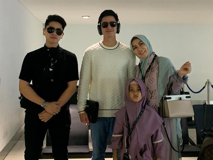 Venna Melinda berangkat umrah bersama 3 anaknya.
